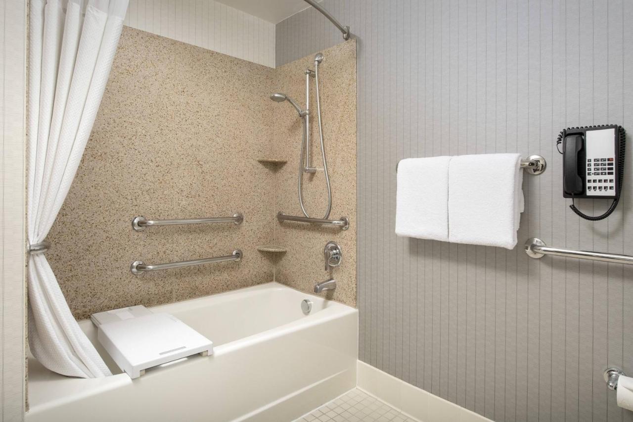 Large Queen Room with Mountain View at Courtyard by Marriott Tacoma Downtown