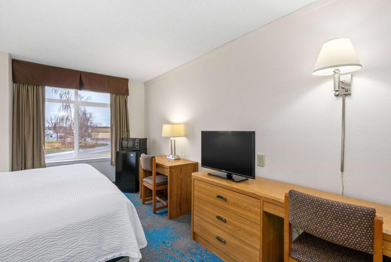 King Room - Non-Smoking at Days Inn by Wyndham Great Falls