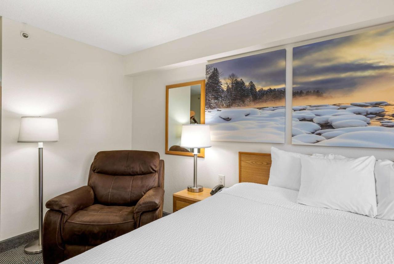 King Room - Non-Smoking at Days Inn by Wyndham Great Falls
