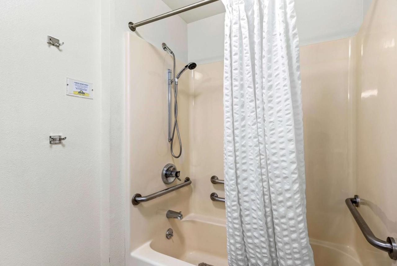 Queen Room - Mobility Access/Non-Smoking at Days Inn by Wyndham Great Falls