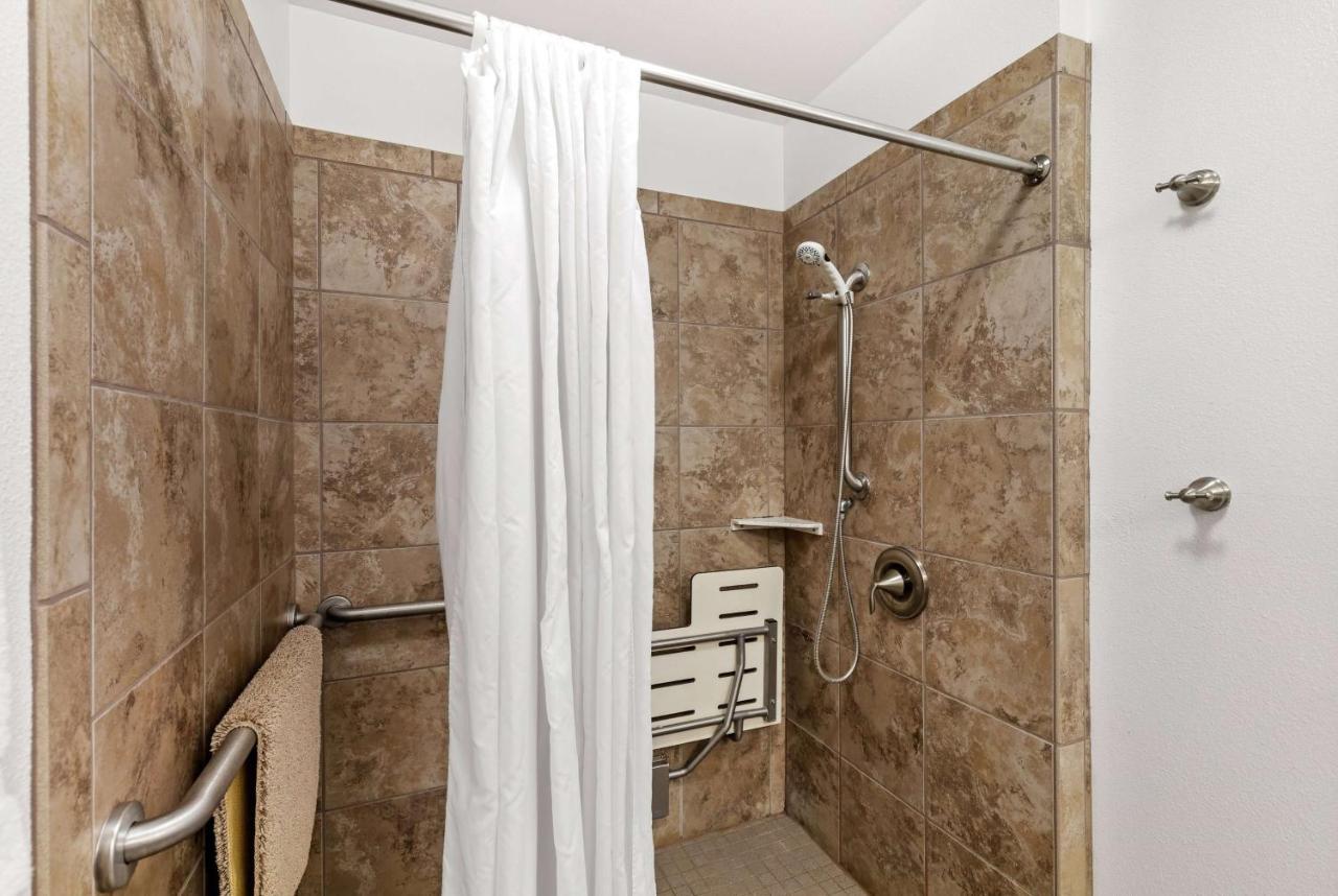 Deluxe Queen Room Disability Access Non Smoking at Days Inn by Wyndham Great Falls