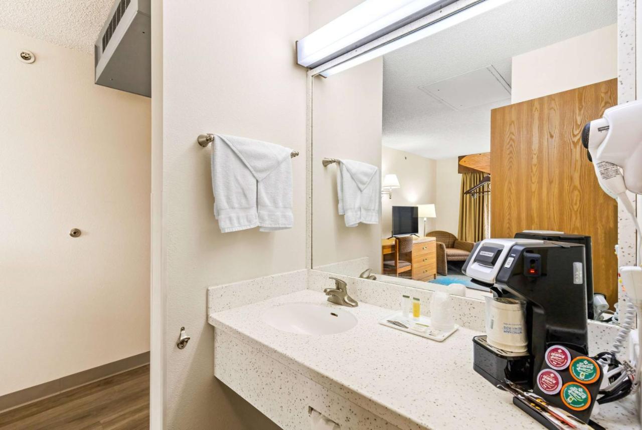 King Room - Non-Smoking at Days Inn by Wyndham Great Falls