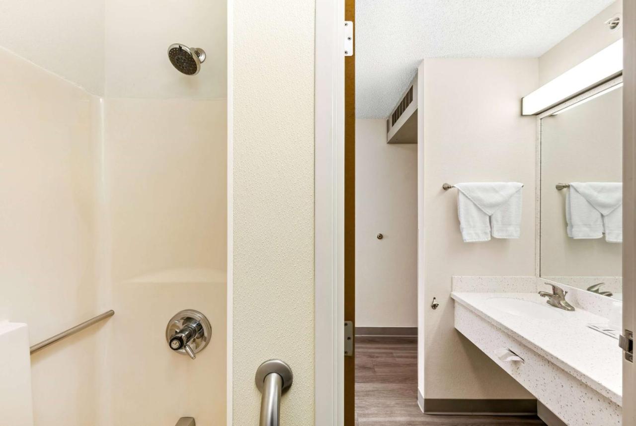 King Room - Non-Smoking at Days Inn by Wyndham Great Falls