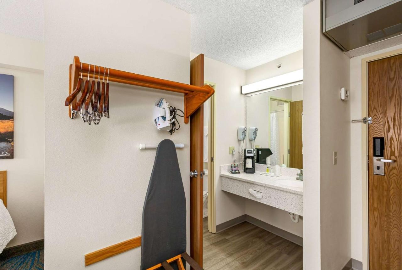 King Room - Non-Smoking at Days Inn by Wyndham Great Falls