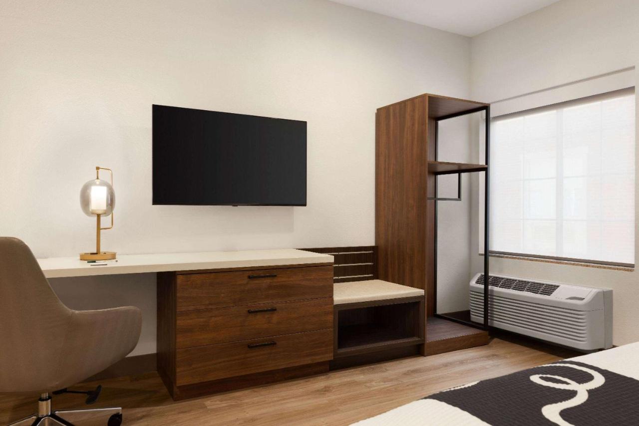 King Room with Bath Tub - Mobility/Hearing Accessible at La Quinta Inn & Suites by Wyndham Port Arthur