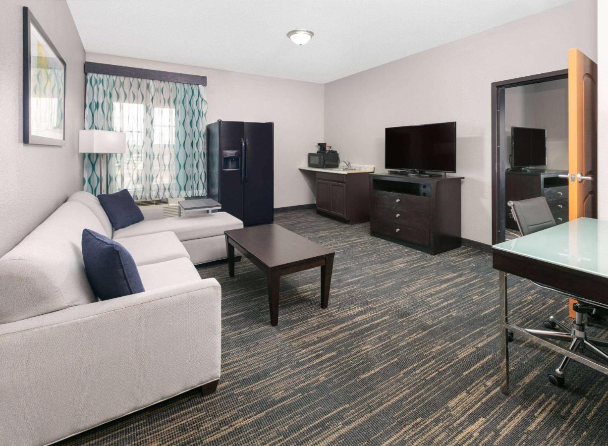 Deluxe King Suite with City View - Mobility Access/Non-Smoking at La Quinta Inn & Suites by Wyndham Little Rock - Bryant