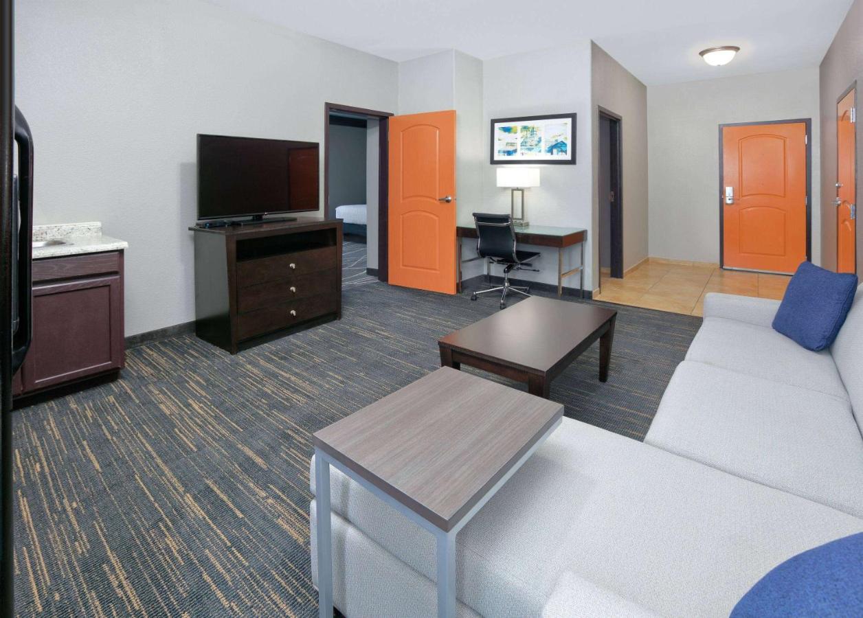 Deluxe King Suite with City View - Mobility Access/Non-Smoking at La Quinta Inn & Suites by Wyndham Little Rock - Bryant