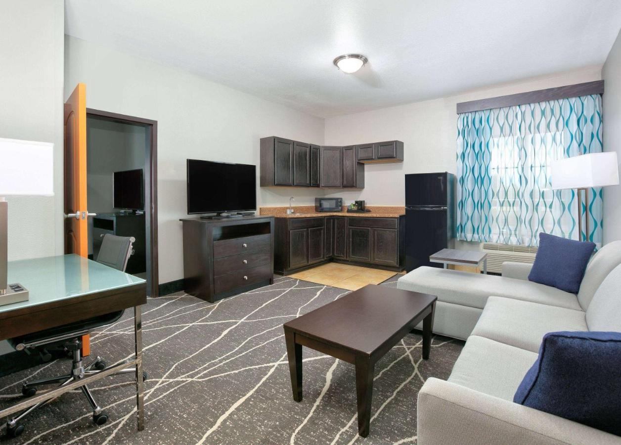 King Suite - Non-Smoking at La Quinta Inn & Suites by Wyndham Little Rock - Bryant
