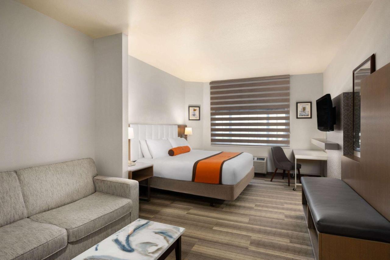 1 King Bed, Deluxe Mobility Accessible Room, Roll-In Shower, Non-Smoking at Hotel Marguerite Anaheim/Garden Grove, Trademark Collection by Wyndham