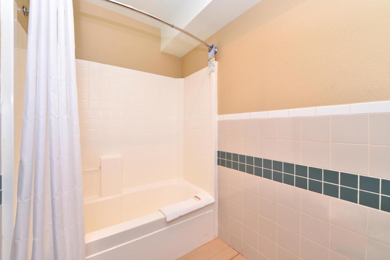 One-Bedroom King Suite - Non-Smoking at Quality Inn & Suites Tacoma - Seattle