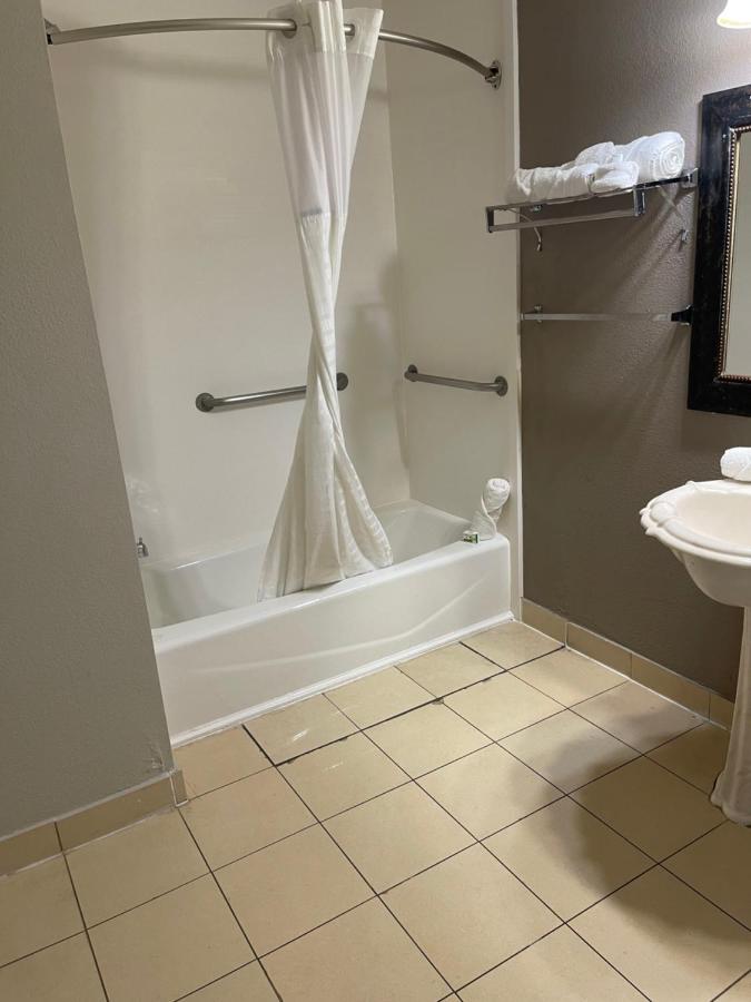 Queen Room - Disability Access - Non-Smoking at Travelodge by Wyndham Tucson AZ