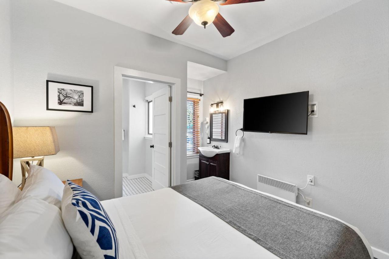 Premium Room - One Queen Bed, Private Bathroom at College Inn Hotel
