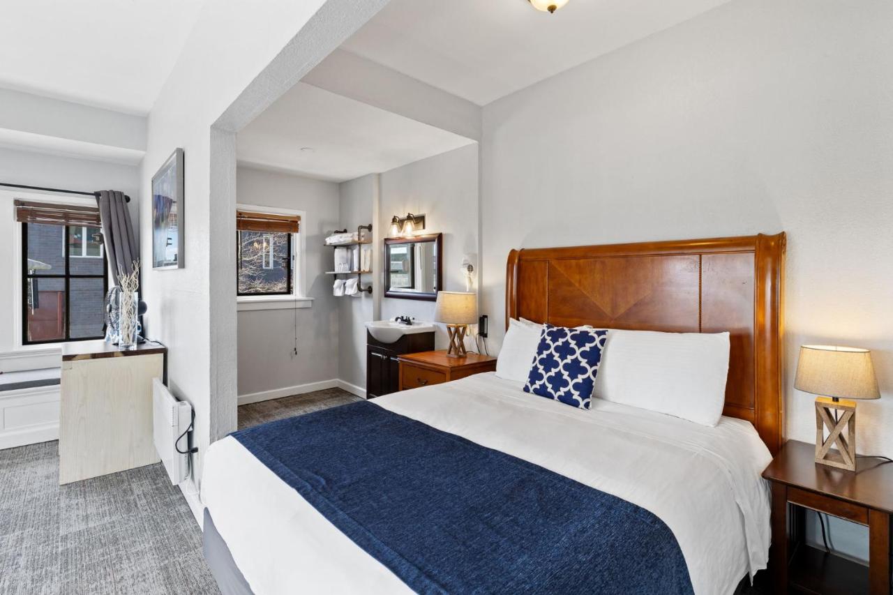 Standard Double Room – Two Queen Beds, Shared Bathroom at College Inn Hotel