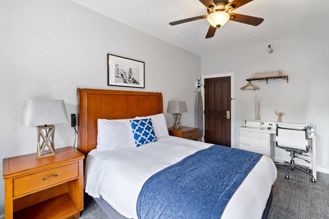 Standard Room - One Queen Bed, Shared Bathroom at College Inn Hotel