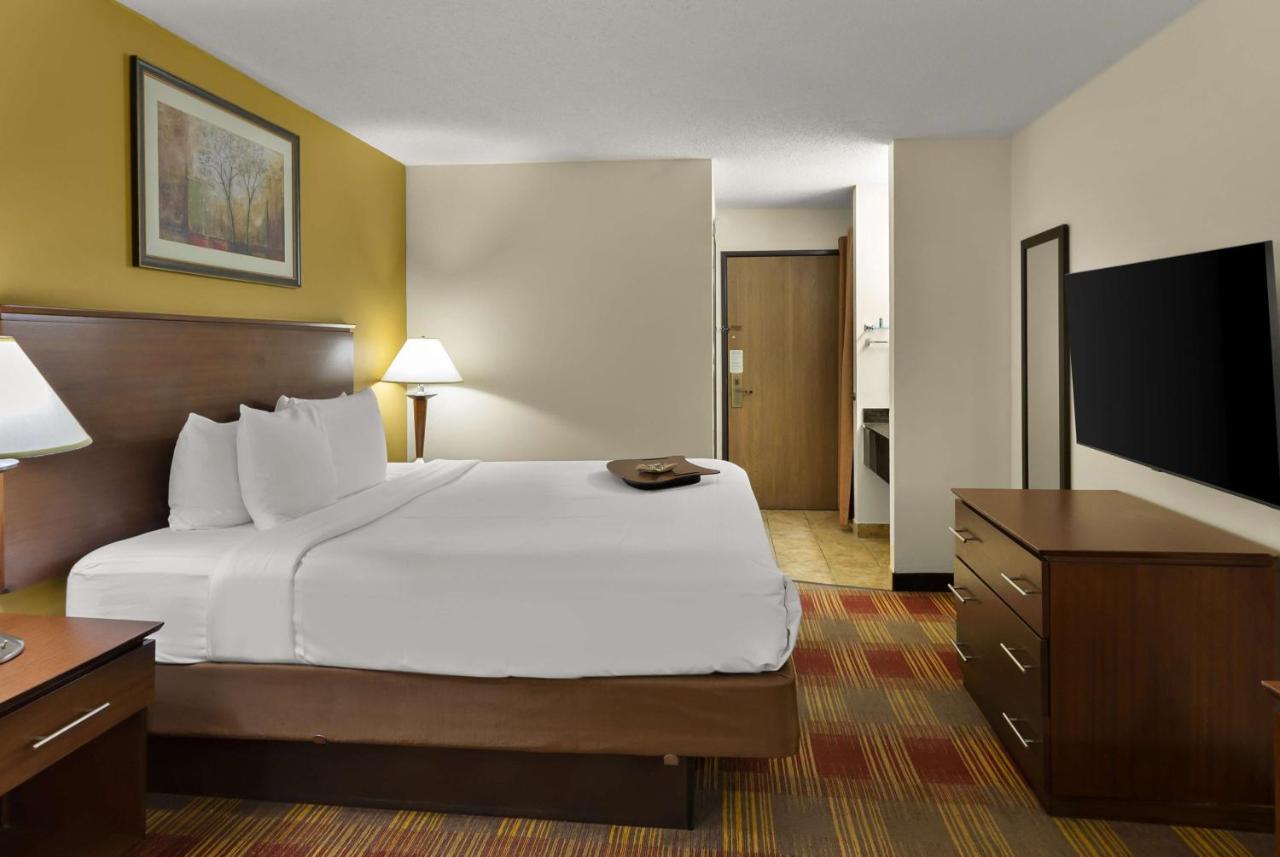 Deluxe King Room - Upstairs/Non-Smoking at Best Western Lakewood Inn