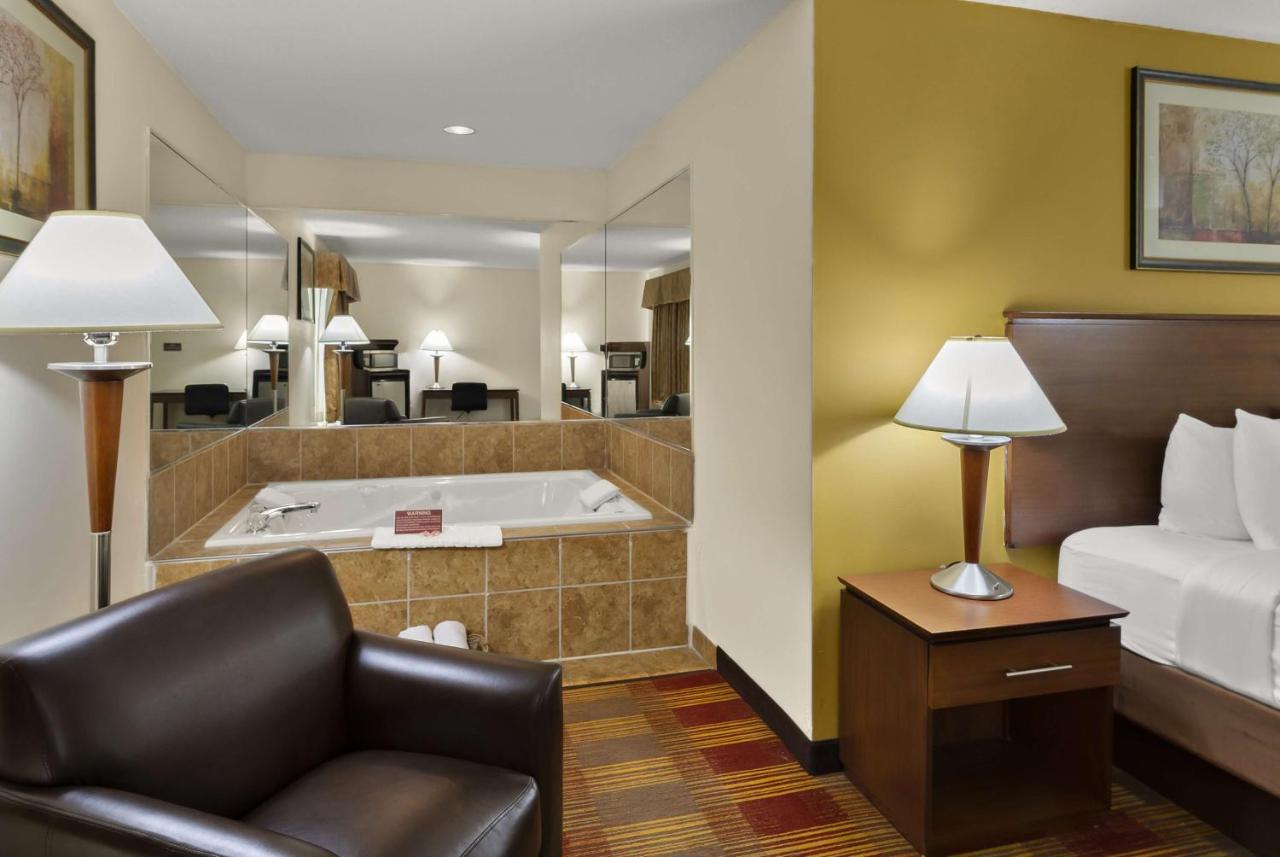 Deluxe King Room - Upstairs/Non-Smoking at Best Western Lakewood Inn