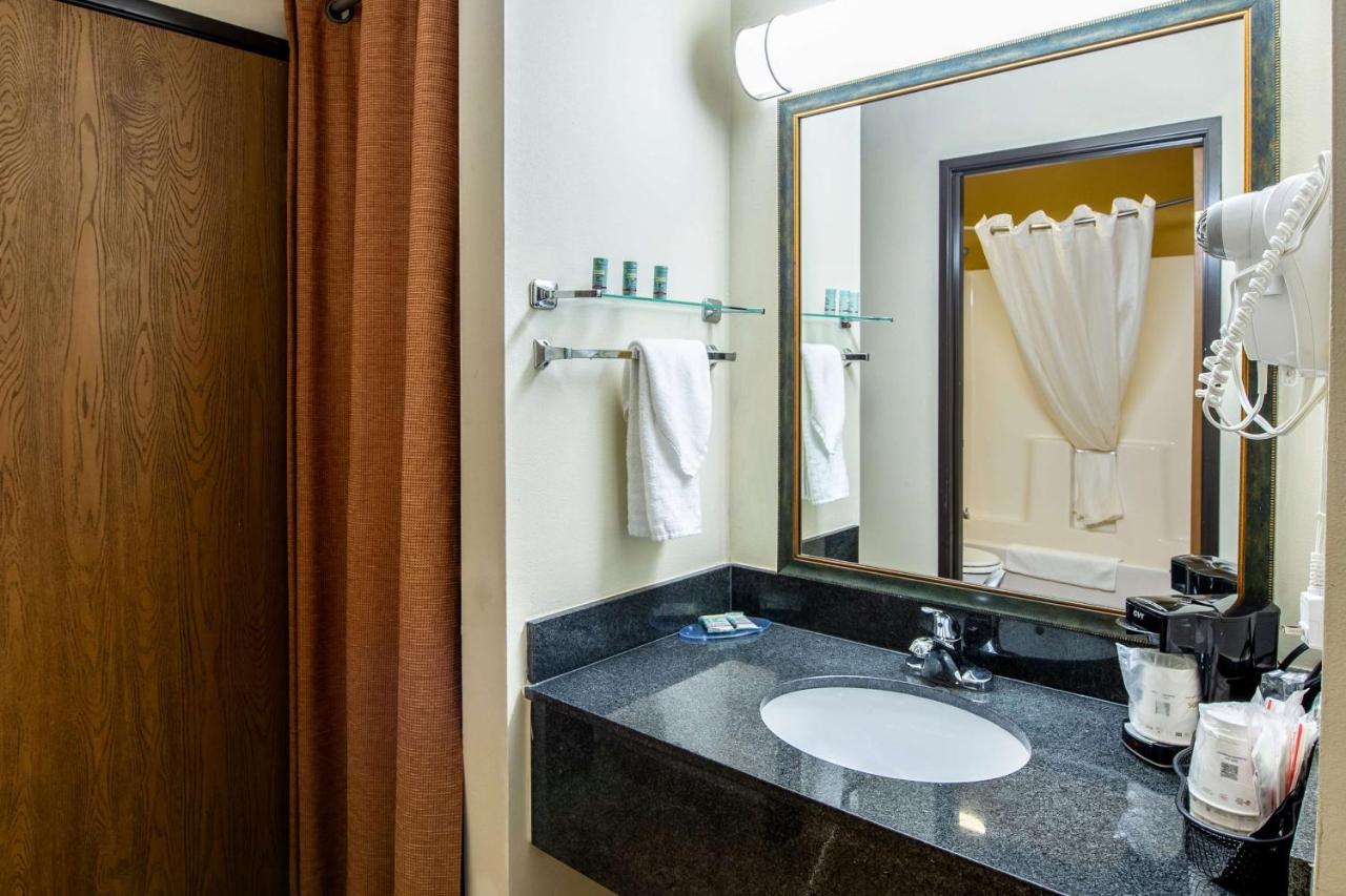 Deluxe King Room - Upstairs/Non-Smoking at Best Western Lakewood Inn