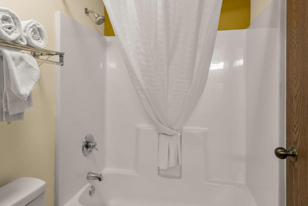 Deluxe King Room - Upstairs/Non-Smoking at Best Western Lakewood Inn
