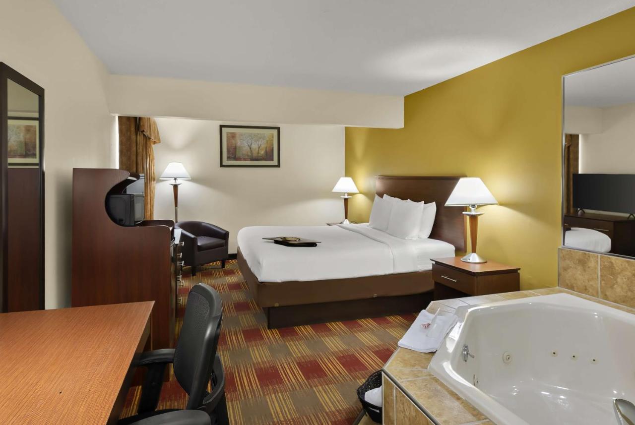 Deluxe King Room - Upstairs/Non-Smoking at Best Western Lakewood Inn