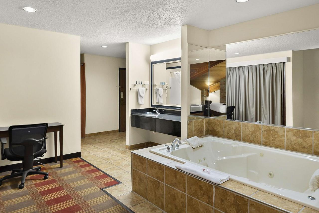 King Suite with Spa Bath - Pool View - Non Smoking at Best Western Lakewood Inn