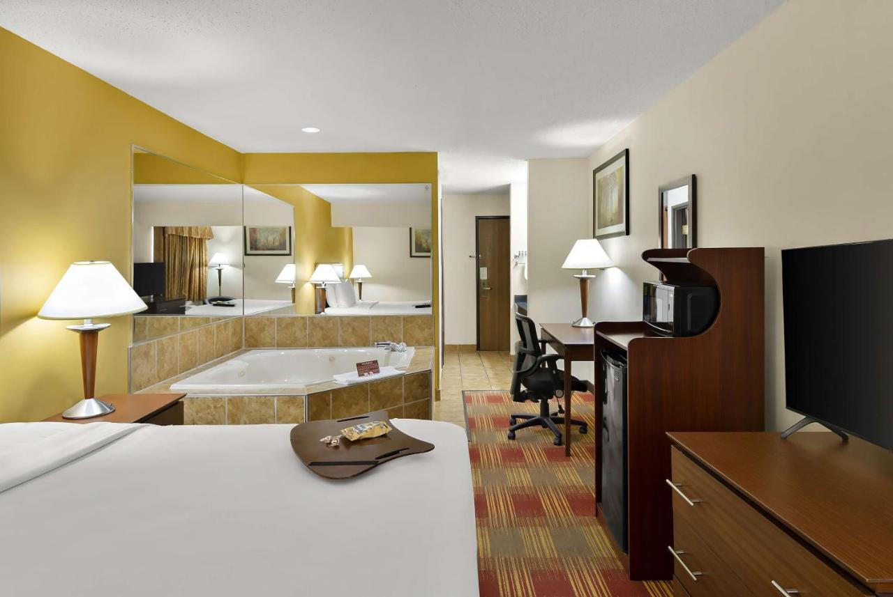 Deluxe King Room - Upstairs/Non-Smoking at Best Western Lakewood Inn