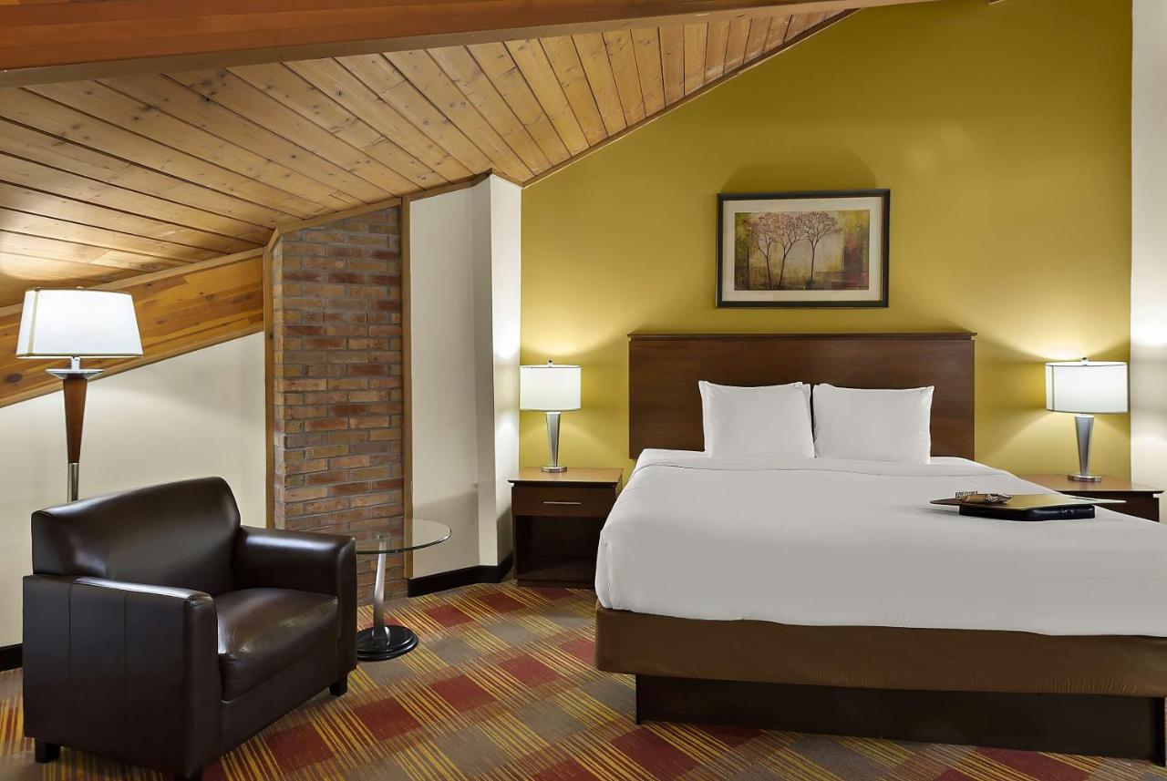 King Suite with Spa Bath - Pool View - Non Smoking at Best Western Lakewood Inn