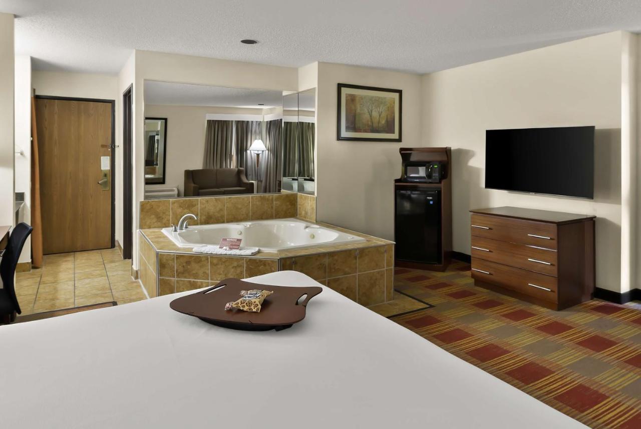 Large King Suite with Spa Bath and Pool View - Non-Smoking at Best Western Lakewood Inn