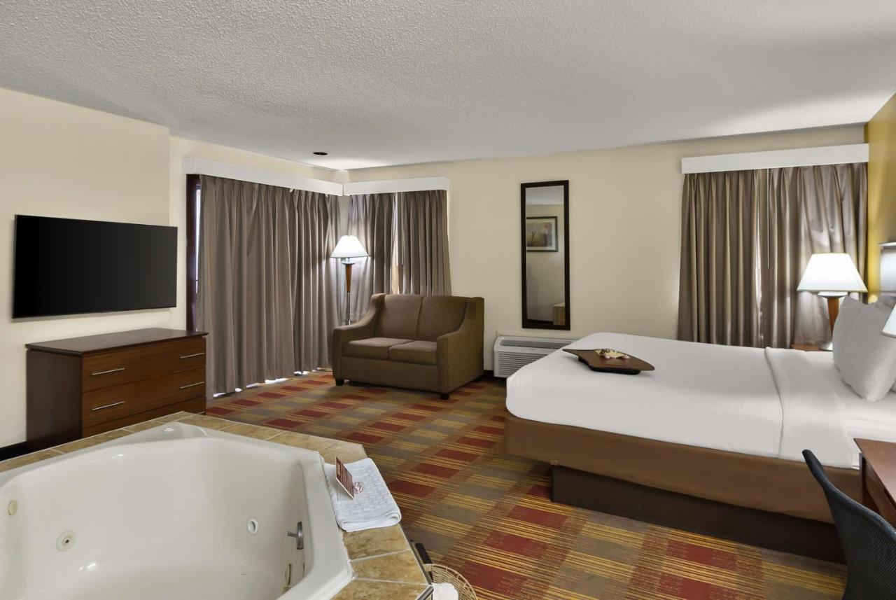 Large King Suite with Spa Bath and Pool View - Non-Smoking at Best Western Lakewood Inn