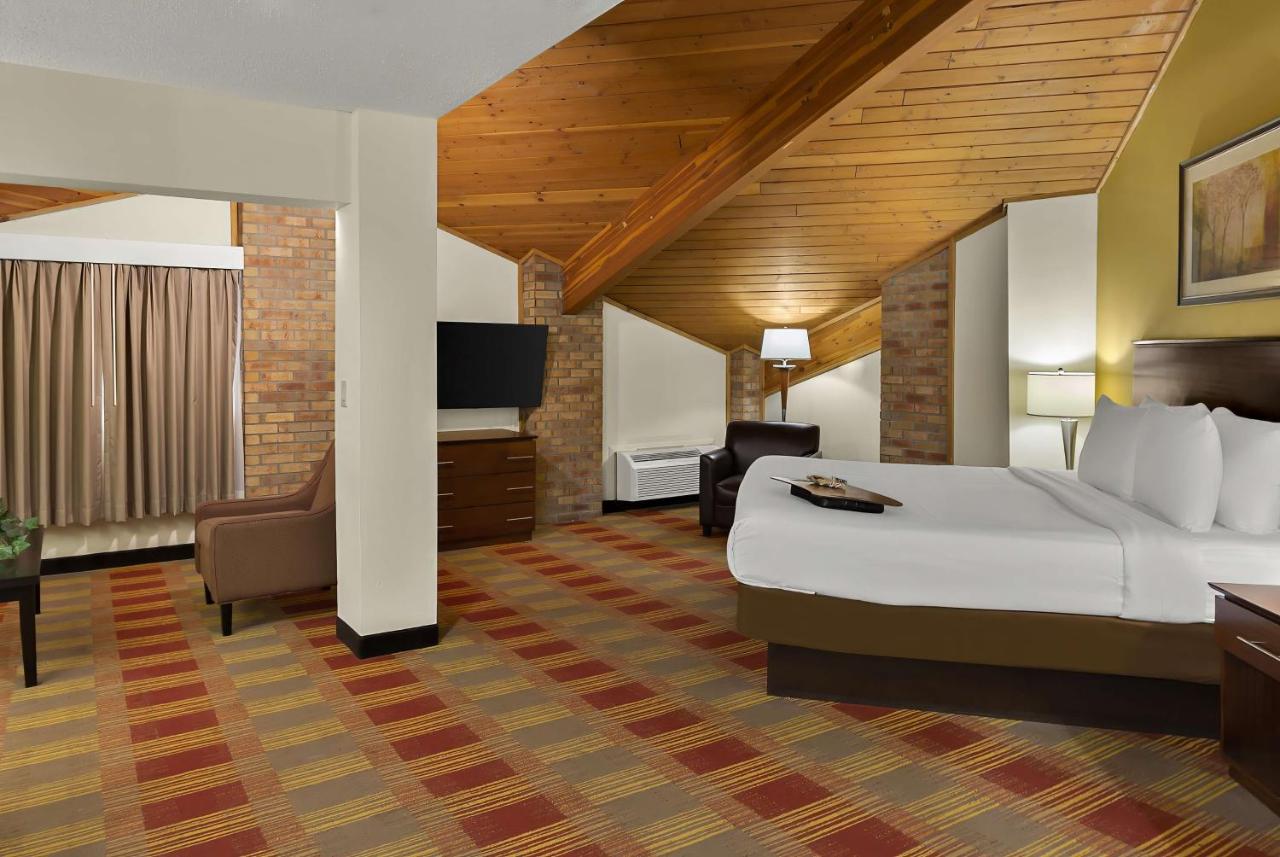 King Suite with Spa Bath - Pool View - Non Smoking at Best Western Lakewood Inn