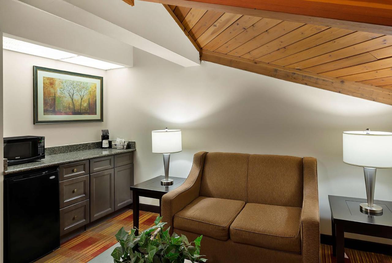 King Suite with Spa Bath - Pool View - Non Smoking at Best Western Lakewood Inn