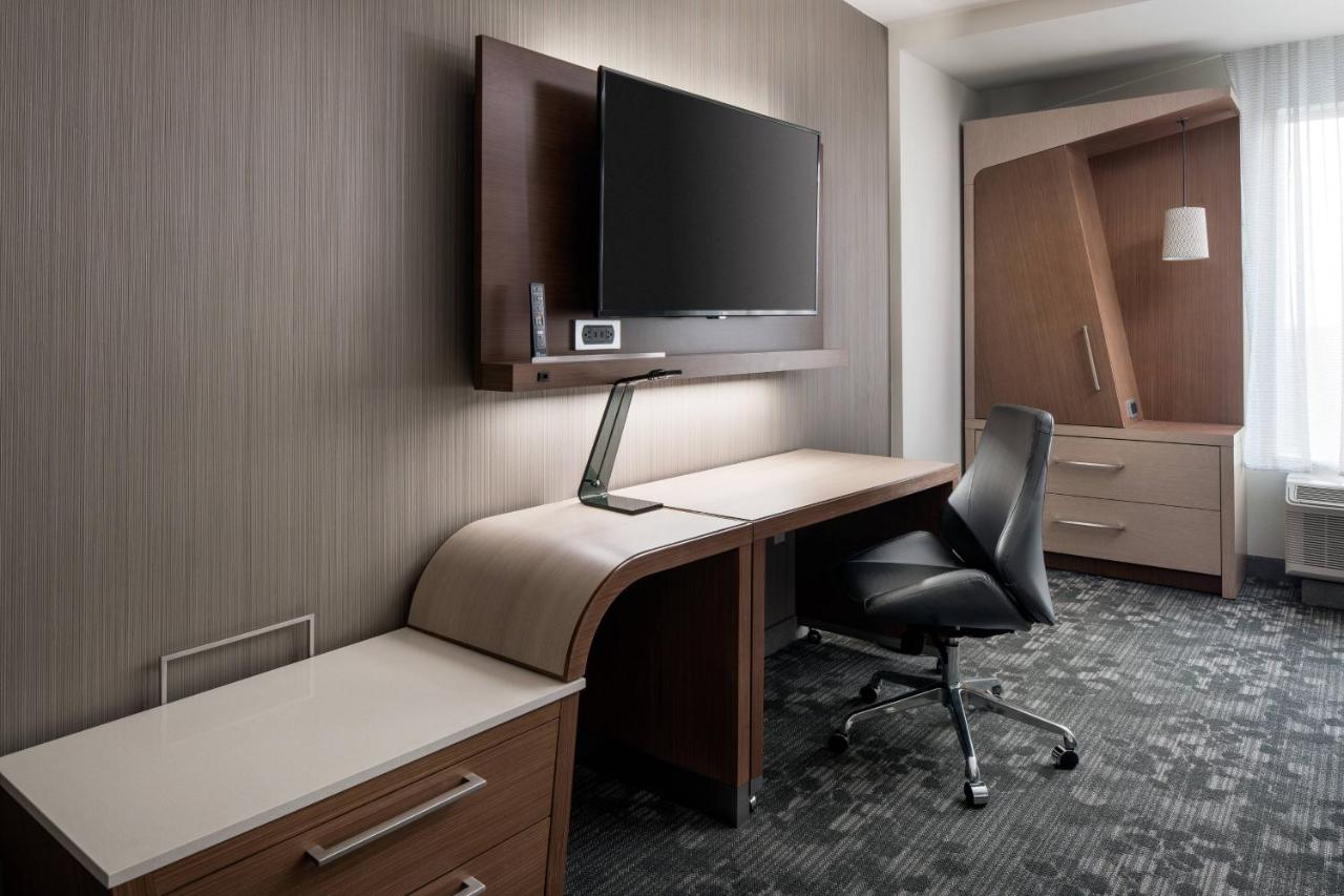 Queen Room at Courtyard by Marriott Pullman
