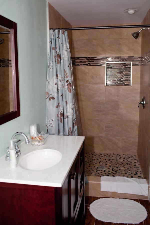 | Seaport Inn