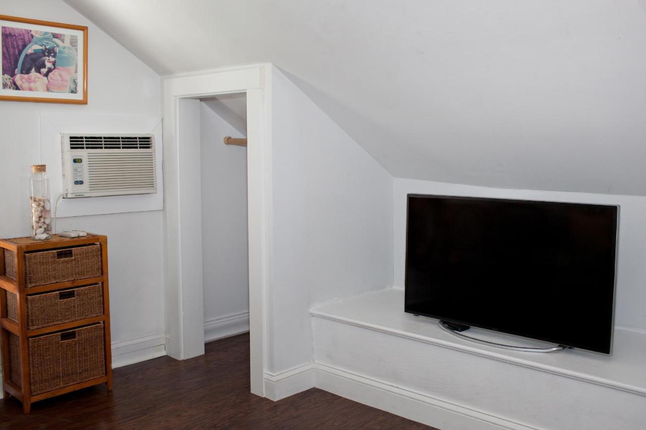 | Seaport Inn