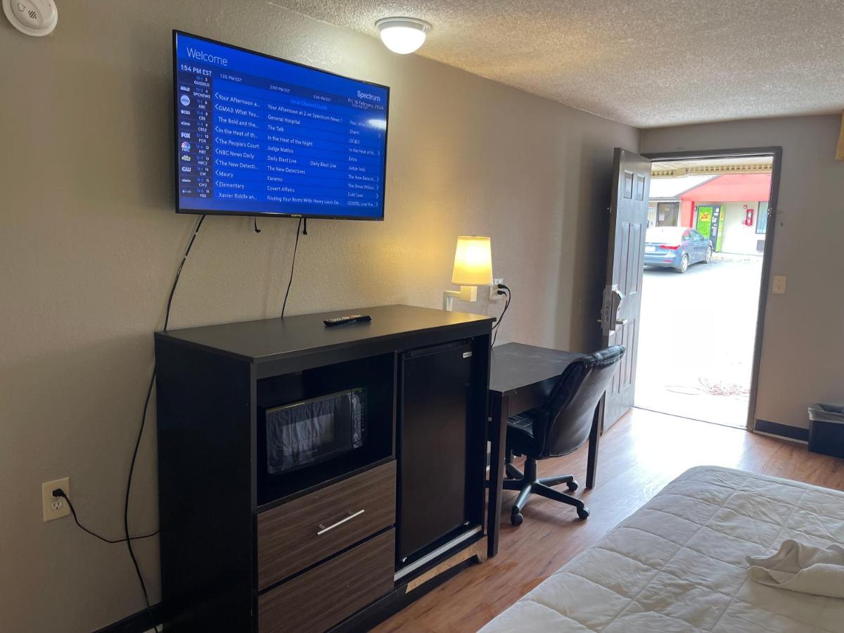 King Room at Super 8 by Wyndham Monroe