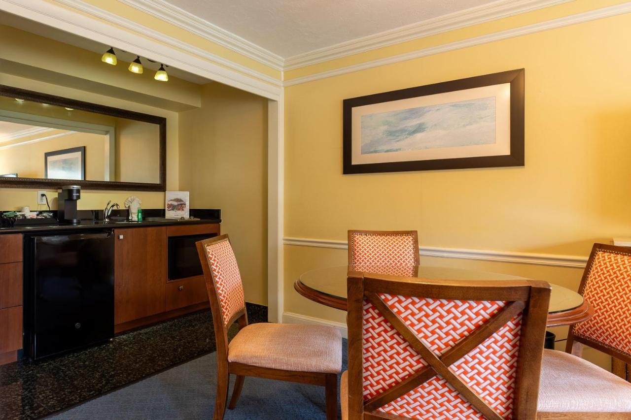 One-Bedroom Suite with Pool View at Lago Mar Beach Resort & Club