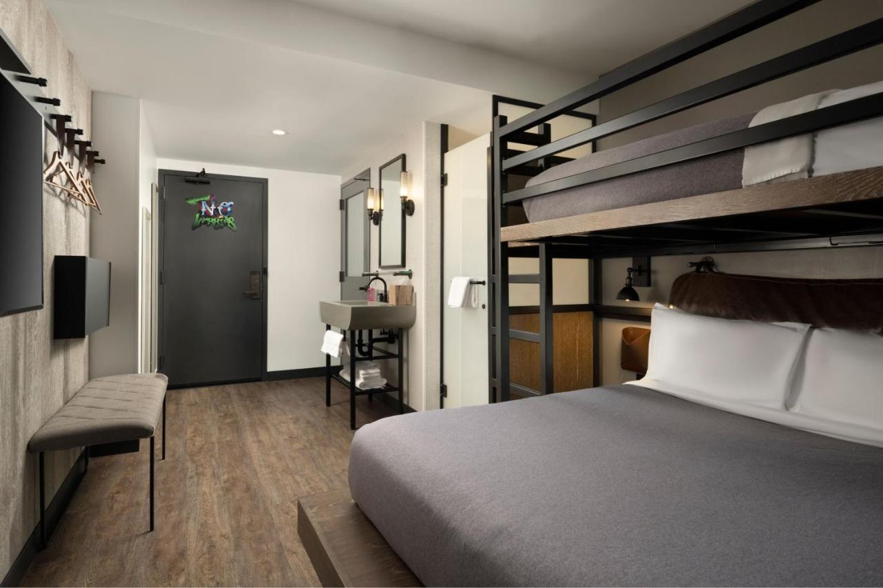 | Moxy Chicago Downtown