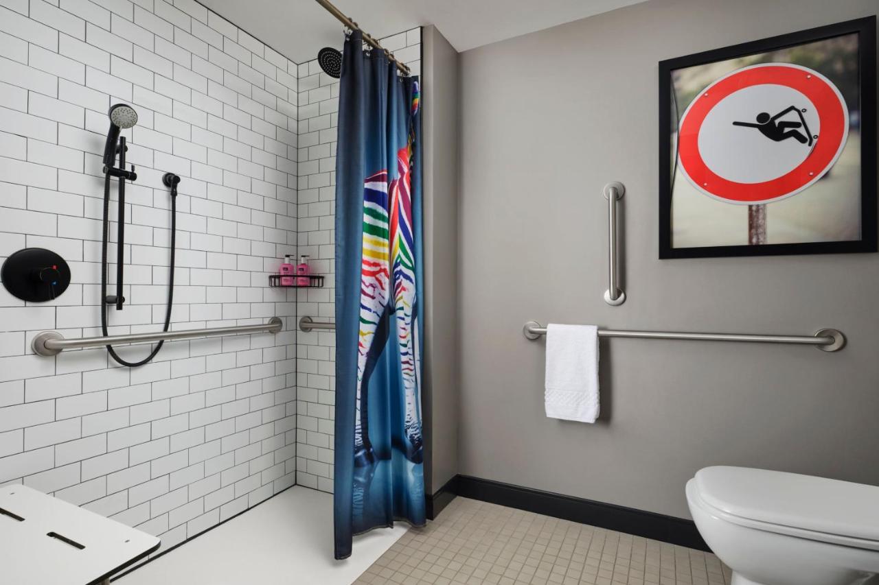 | Moxy Chicago Downtown