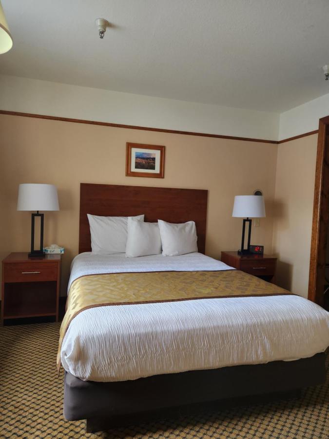Deluxe Queen Room at Luxury Inn & Suites