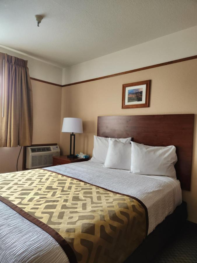 Deluxe Queen Room at Luxury Inn & Suites