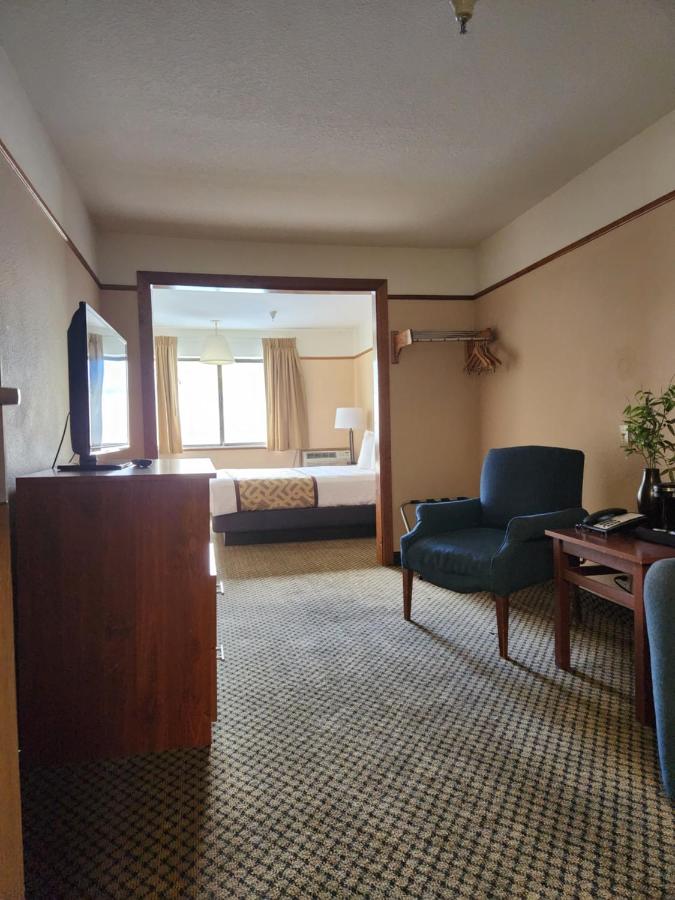 Deluxe Queen Room at Luxury Inn & Suites