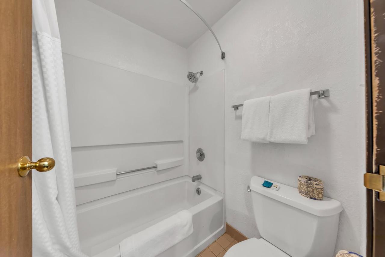 King Room -Smoking at Days Inn by Wyndham Carson City