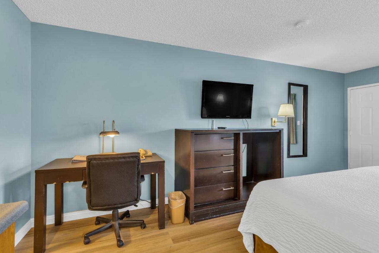 King Room -Smoking at Days Inn by Wyndham Carson City