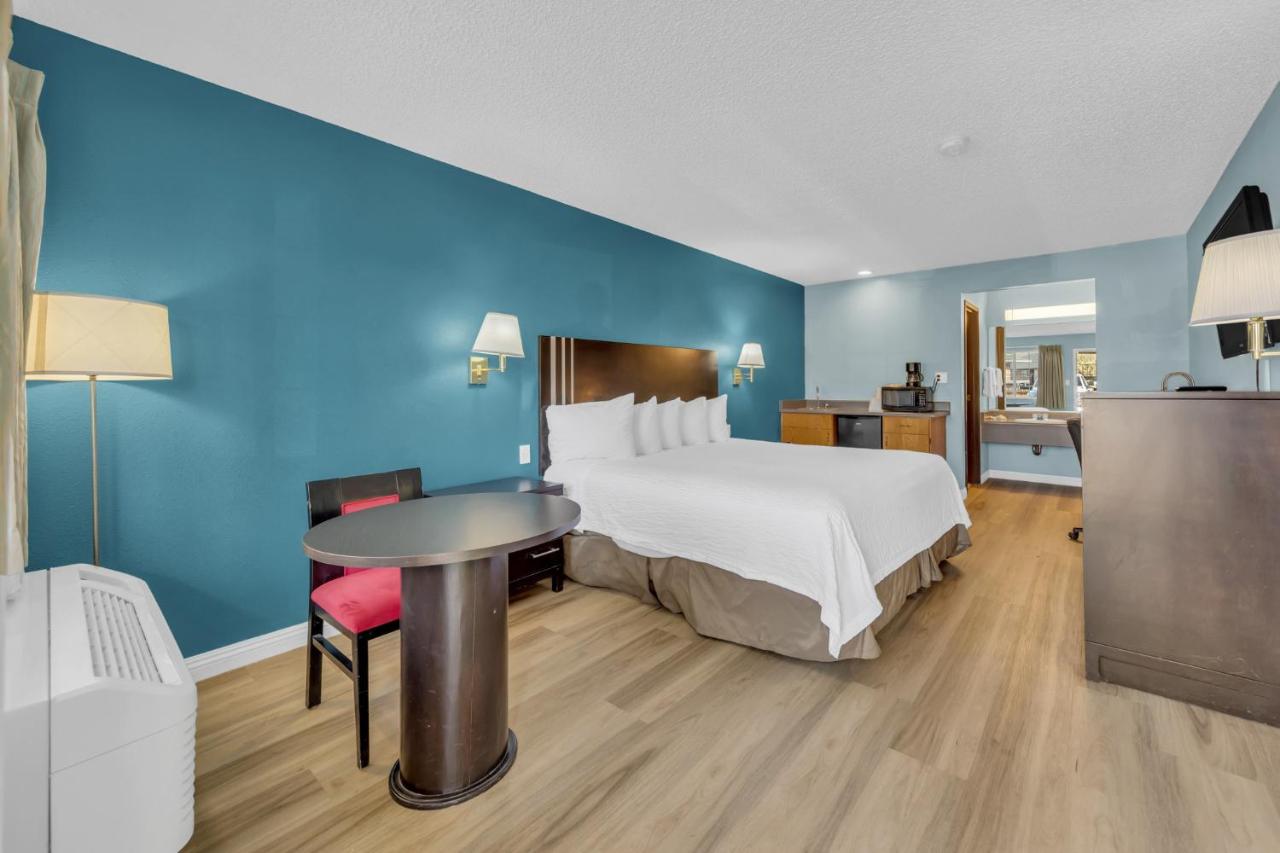 King Room -Smoking at Days Inn by Wyndham Carson City