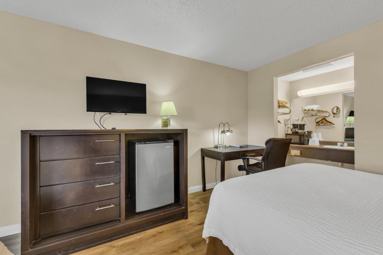 Queen Room - Disability Access/Non-Smoking at Days Inn by Wyndham Carson City
