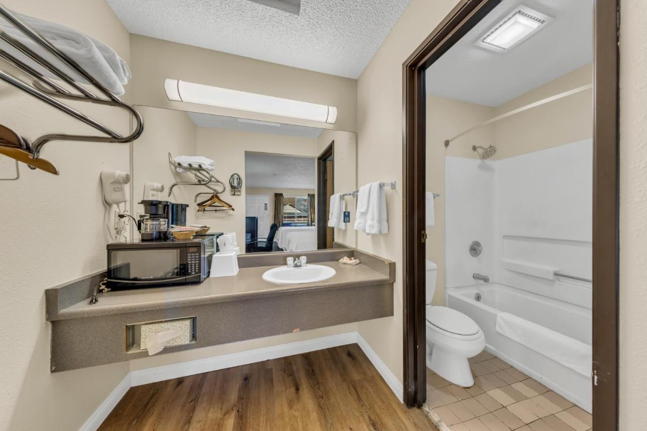 King Room -Smoking at Days Inn by Wyndham Carson City