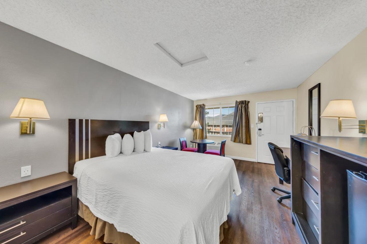 King Room -Smoking at Days Inn by Wyndham Carson City