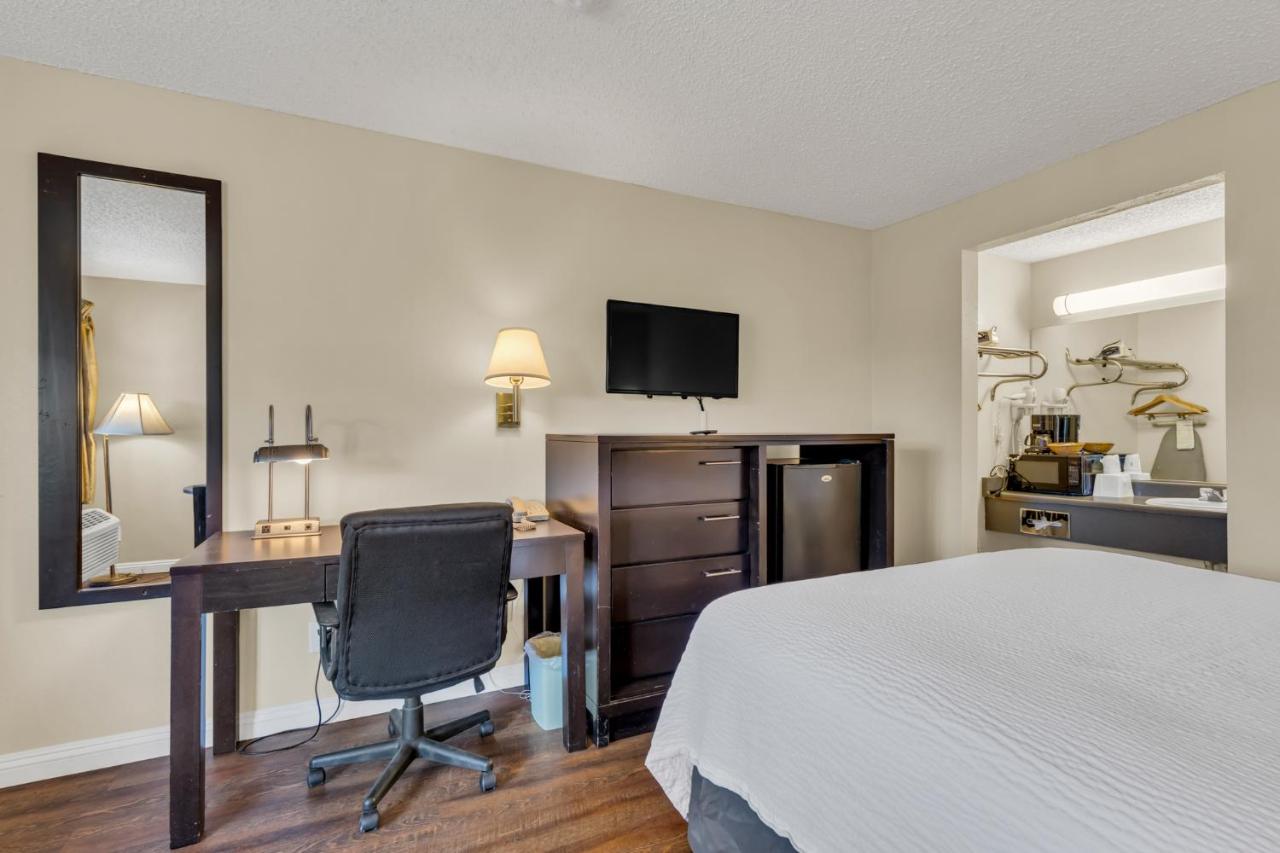 Queen Room - Disability Access/Non-Smoking at Days Inn by Wyndham Carson City