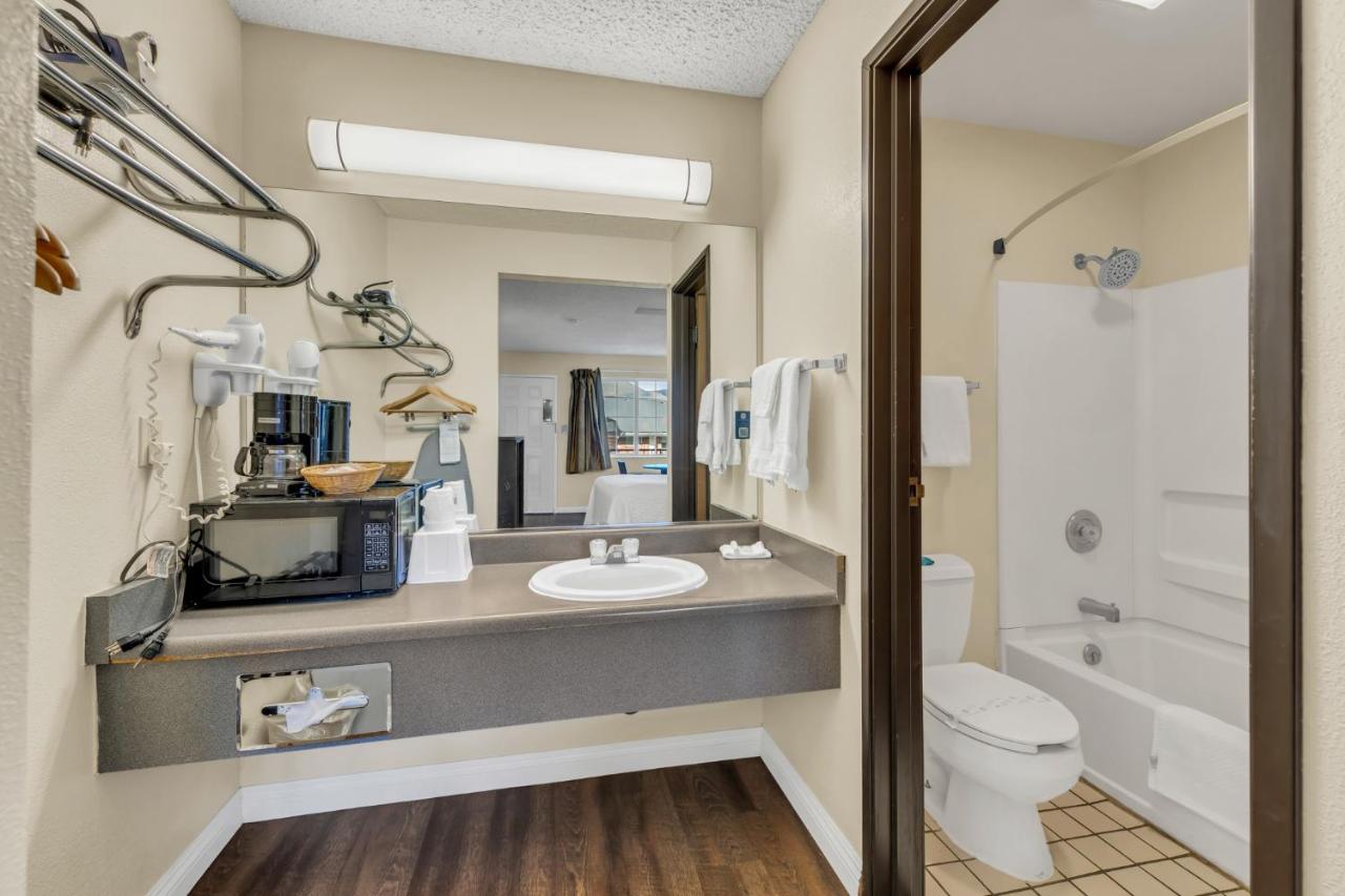 King Room -Smoking at Days Inn by Wyndham Carson City