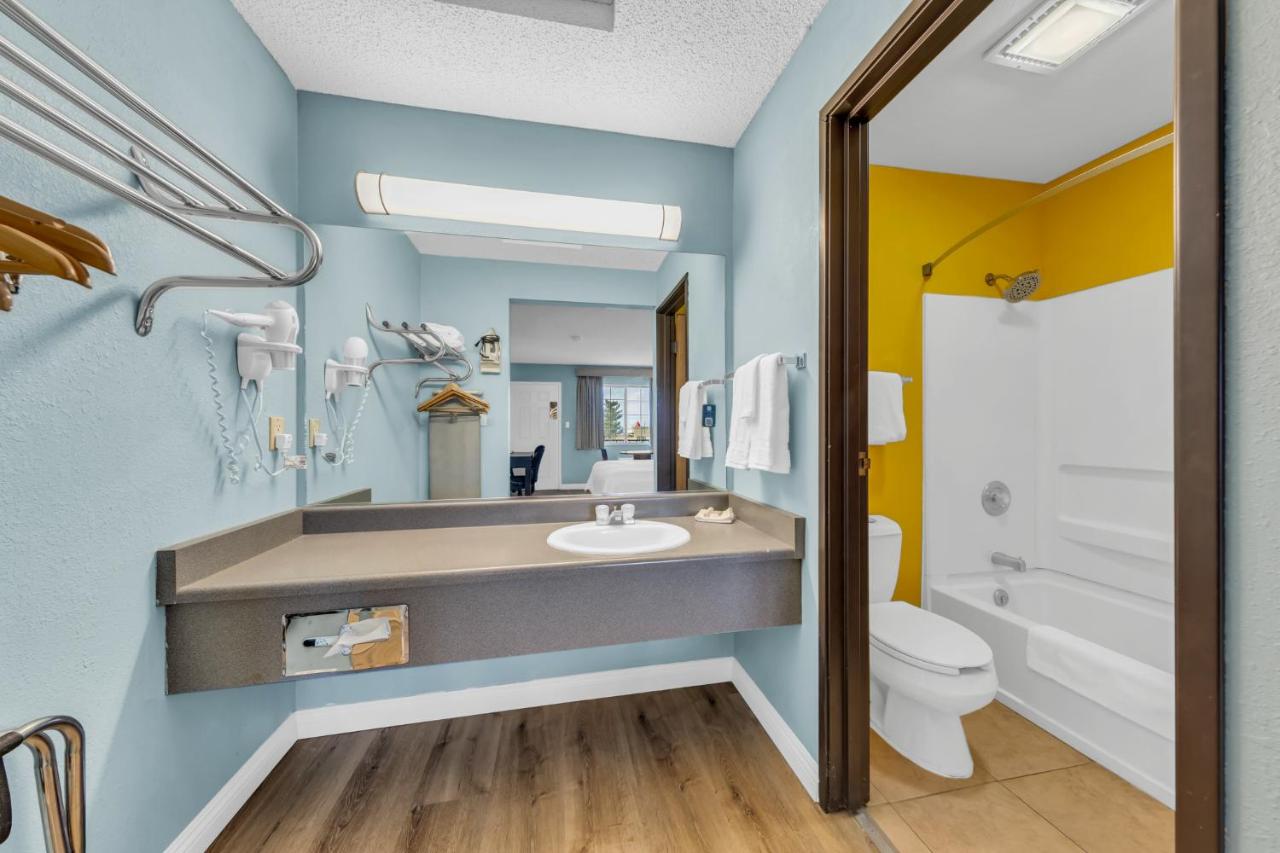 King Room -Smoking at Days Inn by Wyndham Carson City