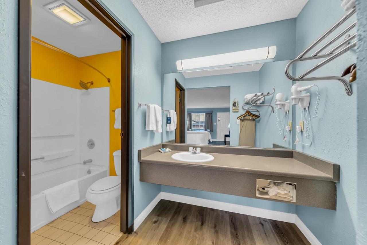 King Room -Smoking at Days Inn by Wyndham Carson City
